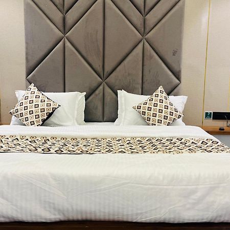 Hotel Royal Empire Gandhinagar Eksteriør bilde
