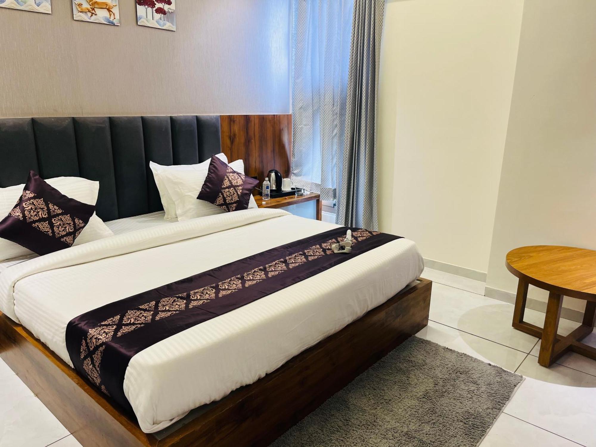 Hotel Royal Empire Gandhinagar Eksteriør bilde