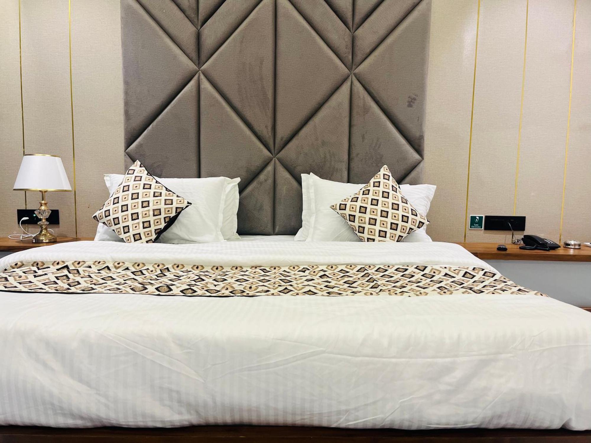 Hotel Royal Empire Gandhinagar Eksteriør bilde