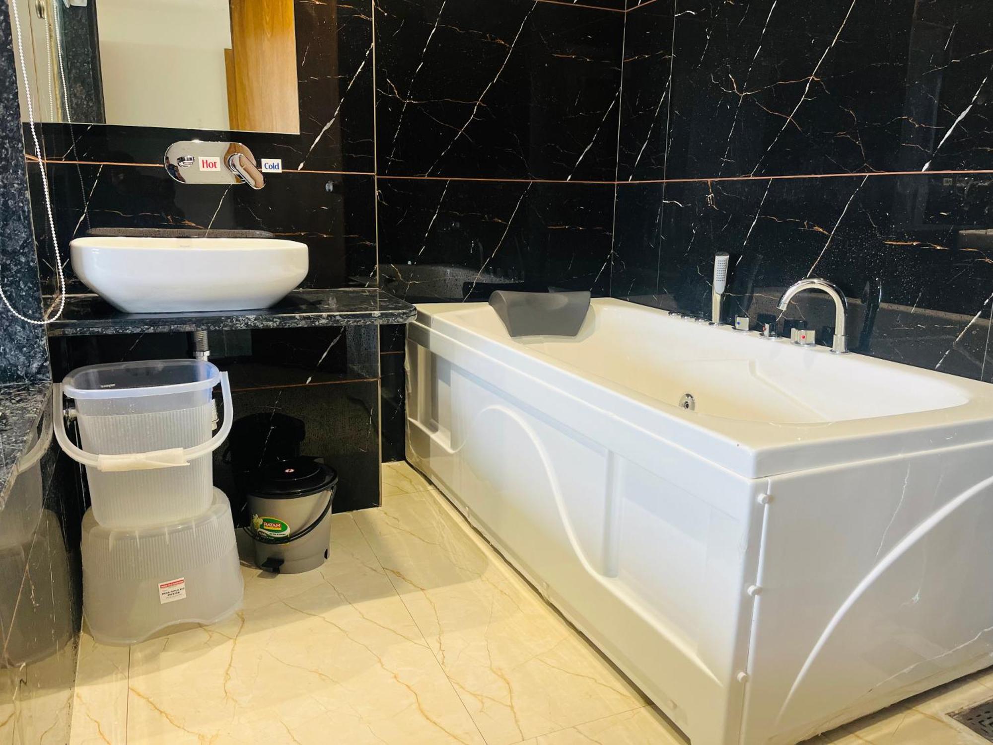 Hotel Royal Empire Gandhinagar Eksteriør bilde