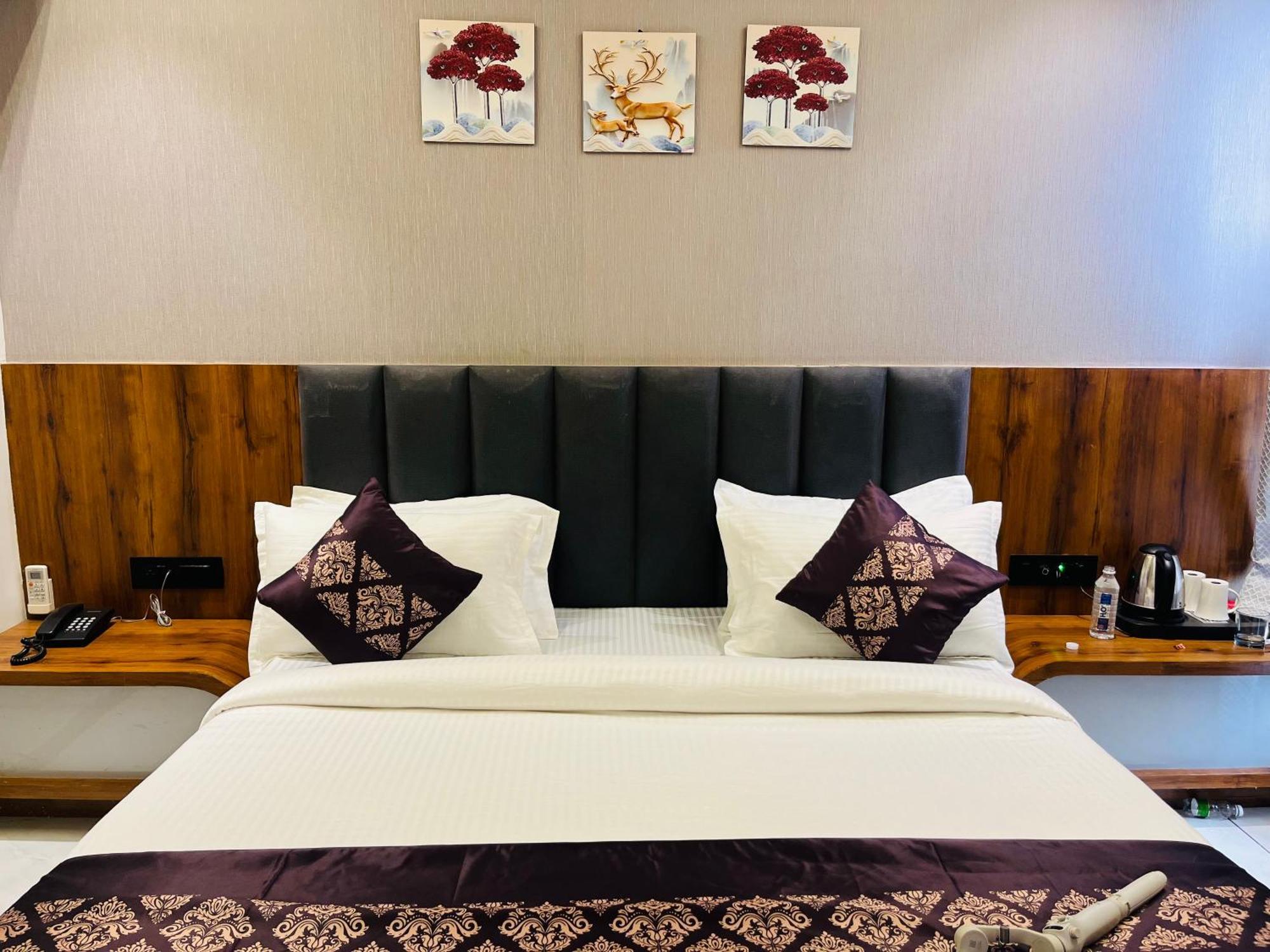 Hotel Royal Empire Gandhinagar Eksteriør bilde