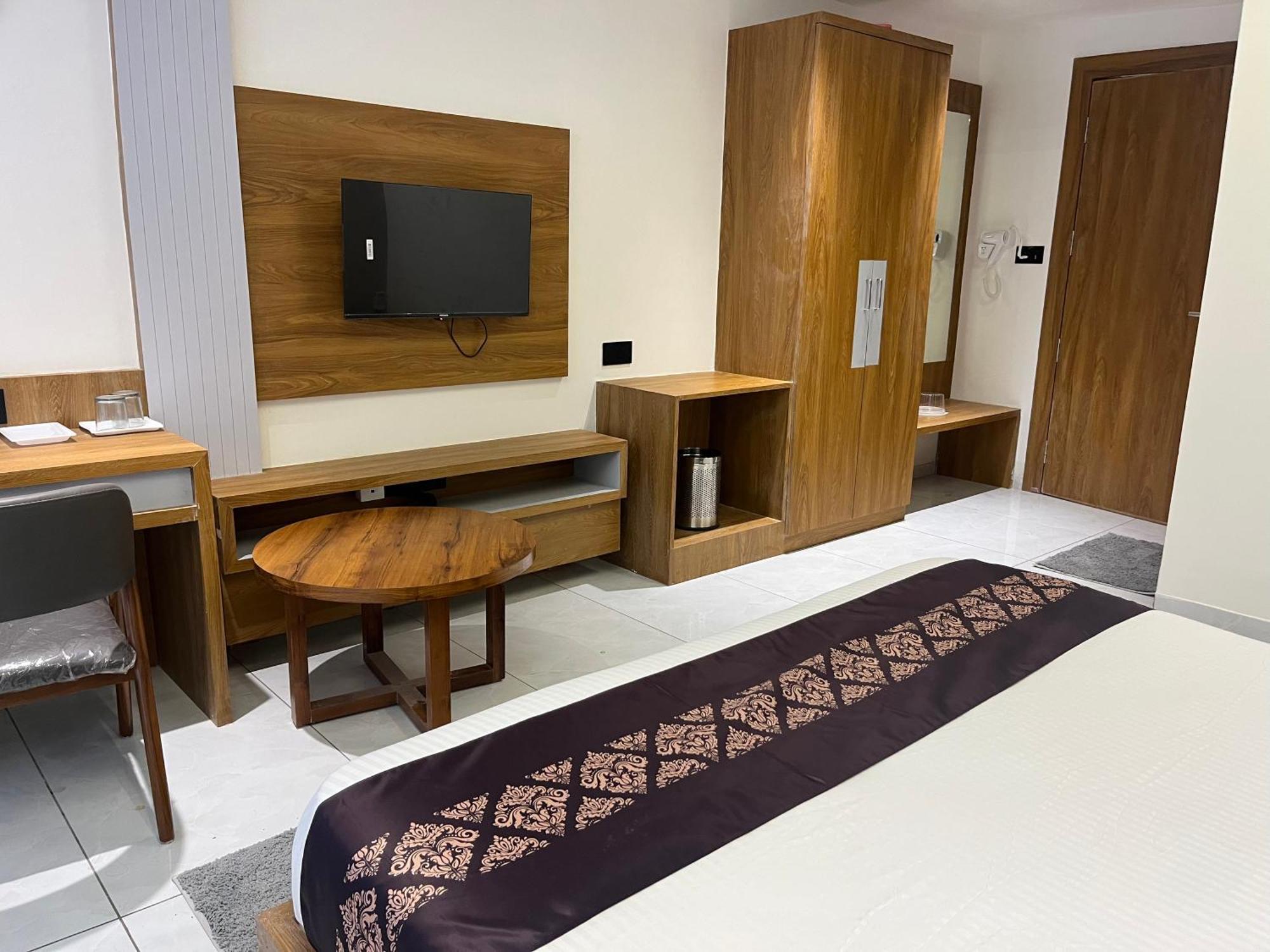 Hotel Royal Empire Gandhinagar Eksteriør bilde