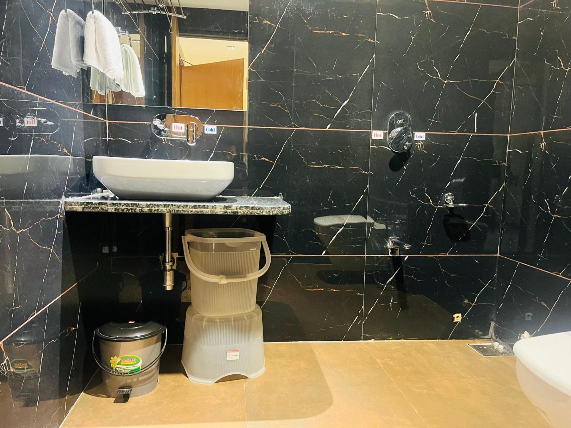Hotel Royal Empire Gandhinagar Eksteriør bilde
