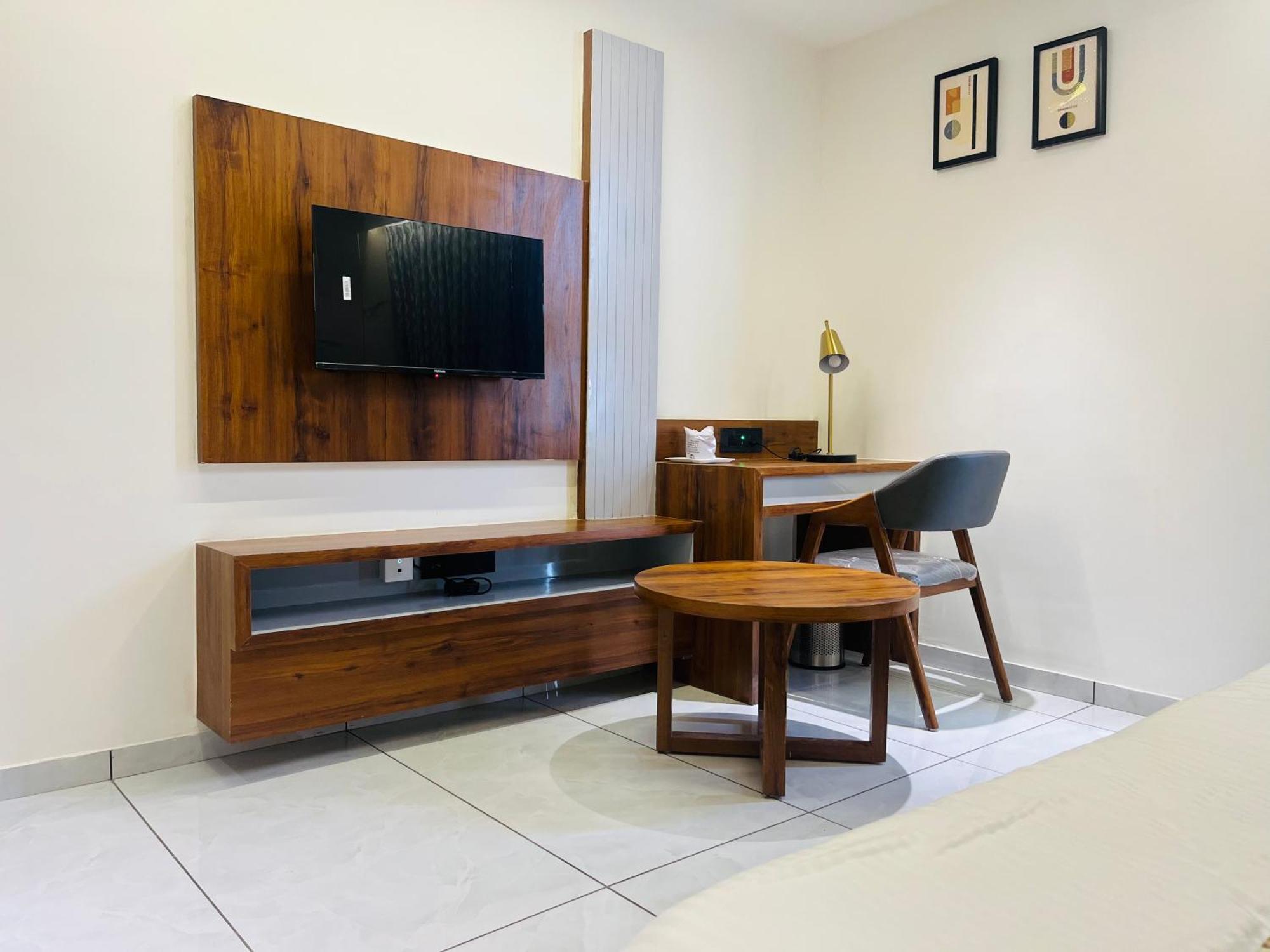 Hotel Royal Empire Gandhinagar Eksteriør bilde