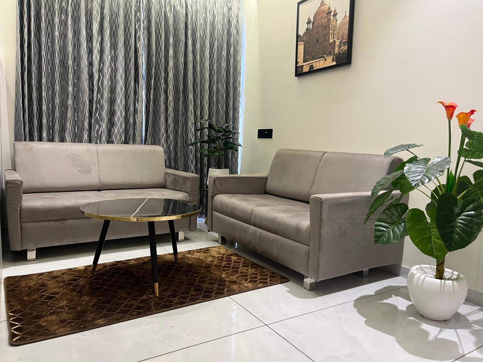 Hotel Royal Empire Gandhinagar Eksteriør bilde