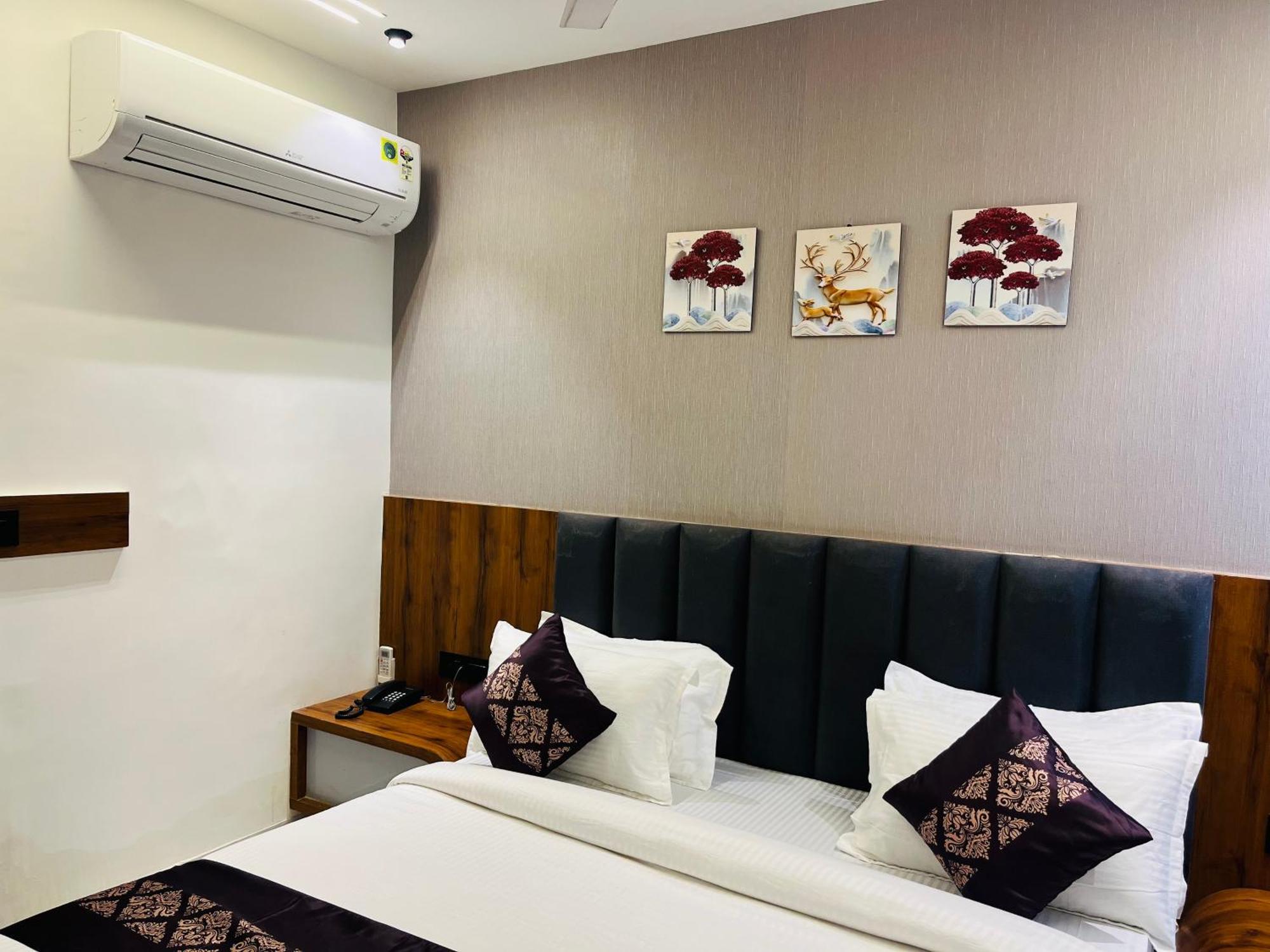 Hotel Royal Empire Gandhinagar Eksteriør bilde