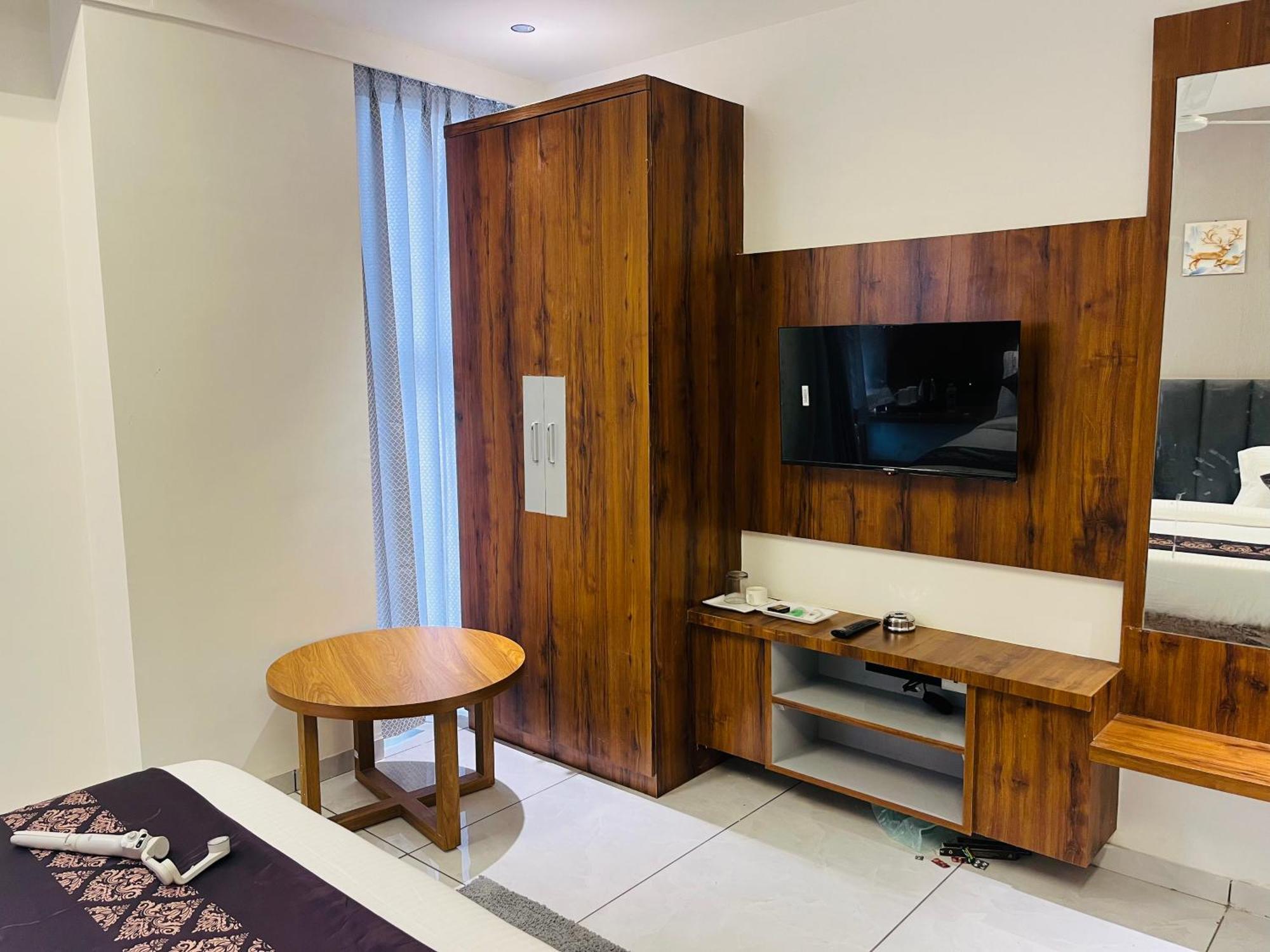 Hotel Royal Empire Gandhinagar Eksteriør bilde
