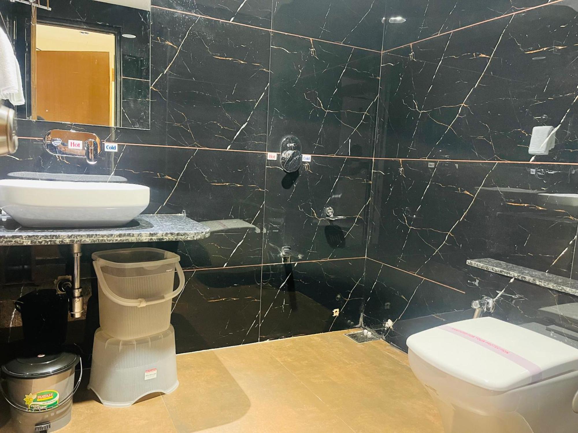 Hotel Royal Empire Gandhinagar Eksteriør bilde