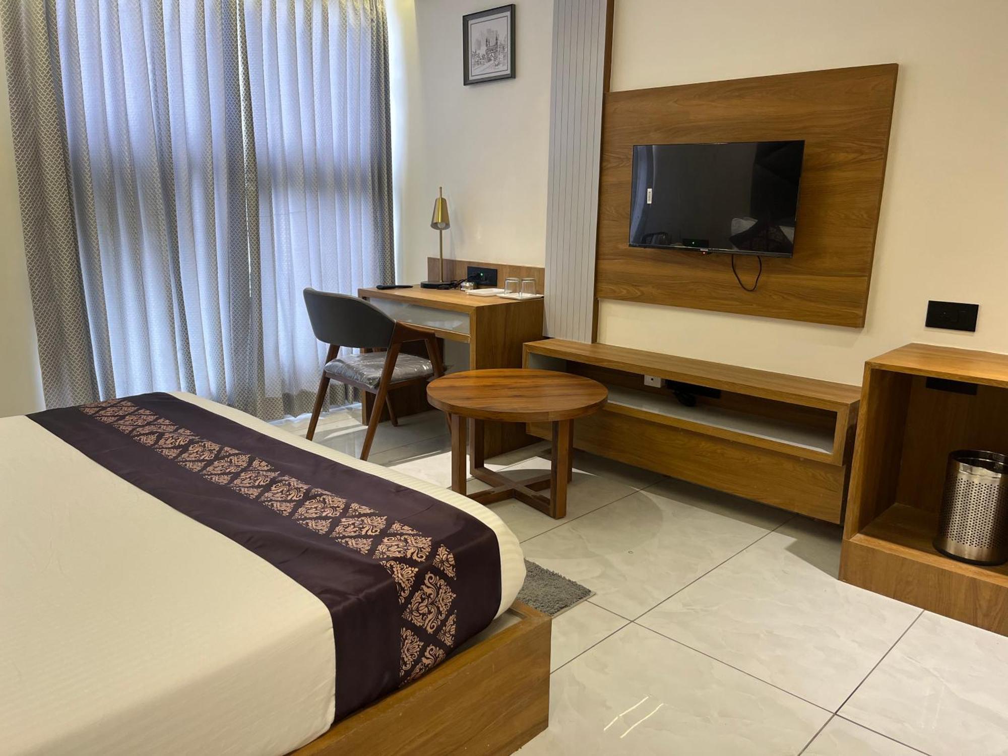 Hotel Royal Empire Gandhinagar Eksteriør bilde