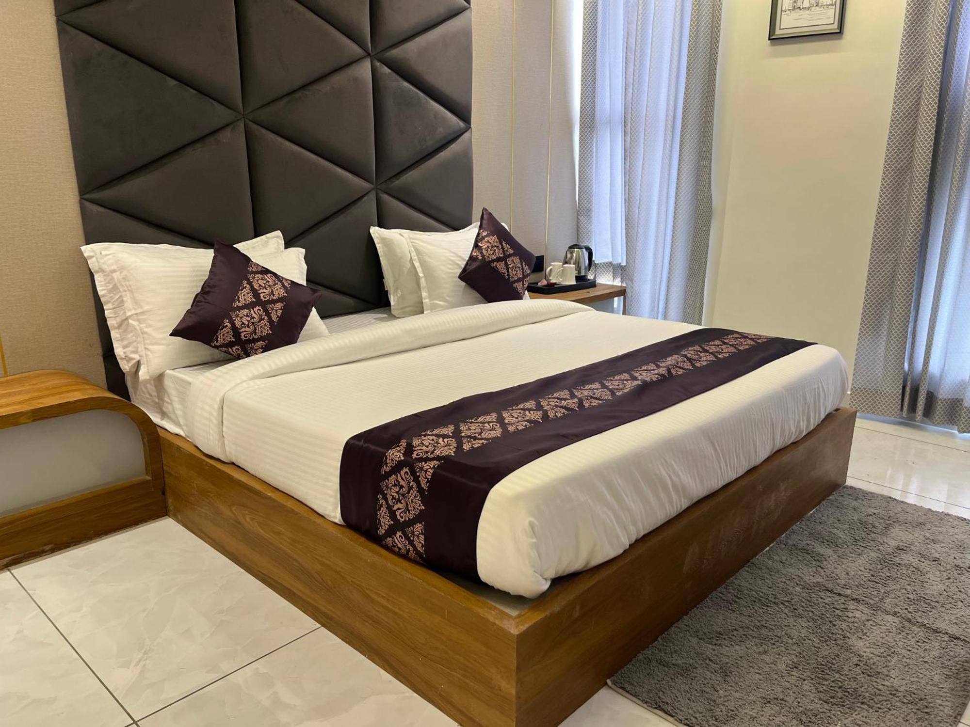 Hotel Royal Empire Gandhinagar Eksteriør bilde
