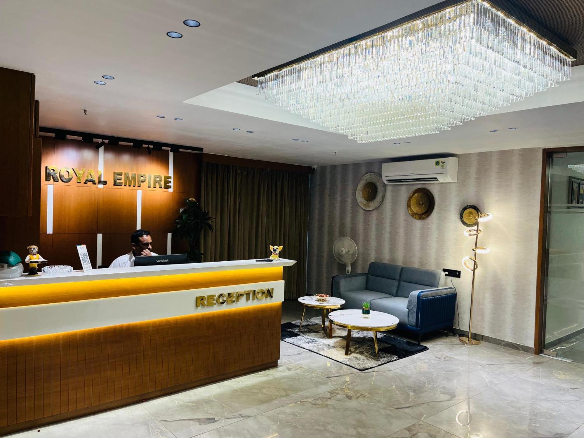 Hotel Royal Empire Gandhinagar Eksteriør bilde