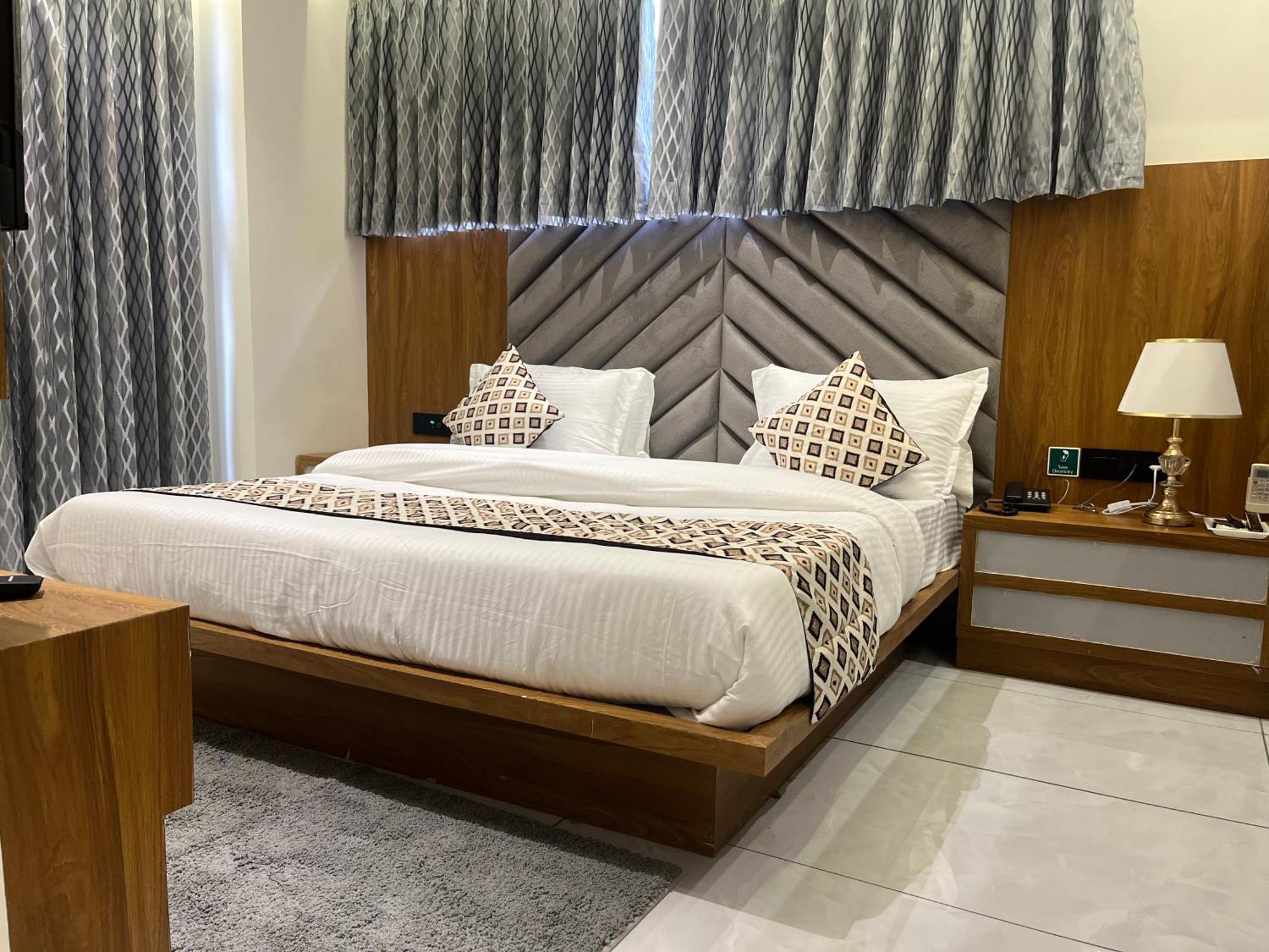 Hotel Royal Empire Gandhinagar Eksteriør bilde