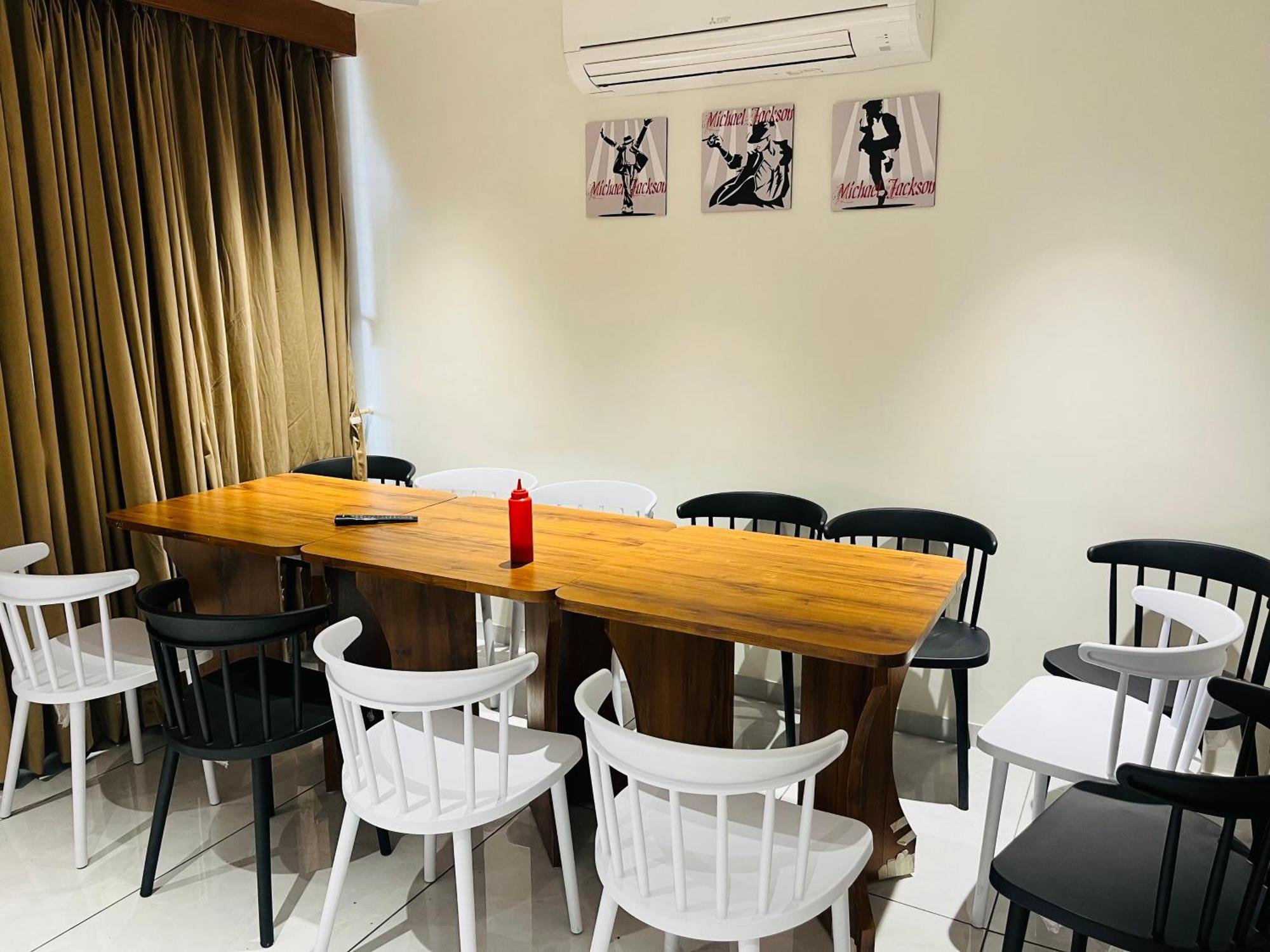 Hotel Royal Empire Gandhinagar Eksteriør bilde